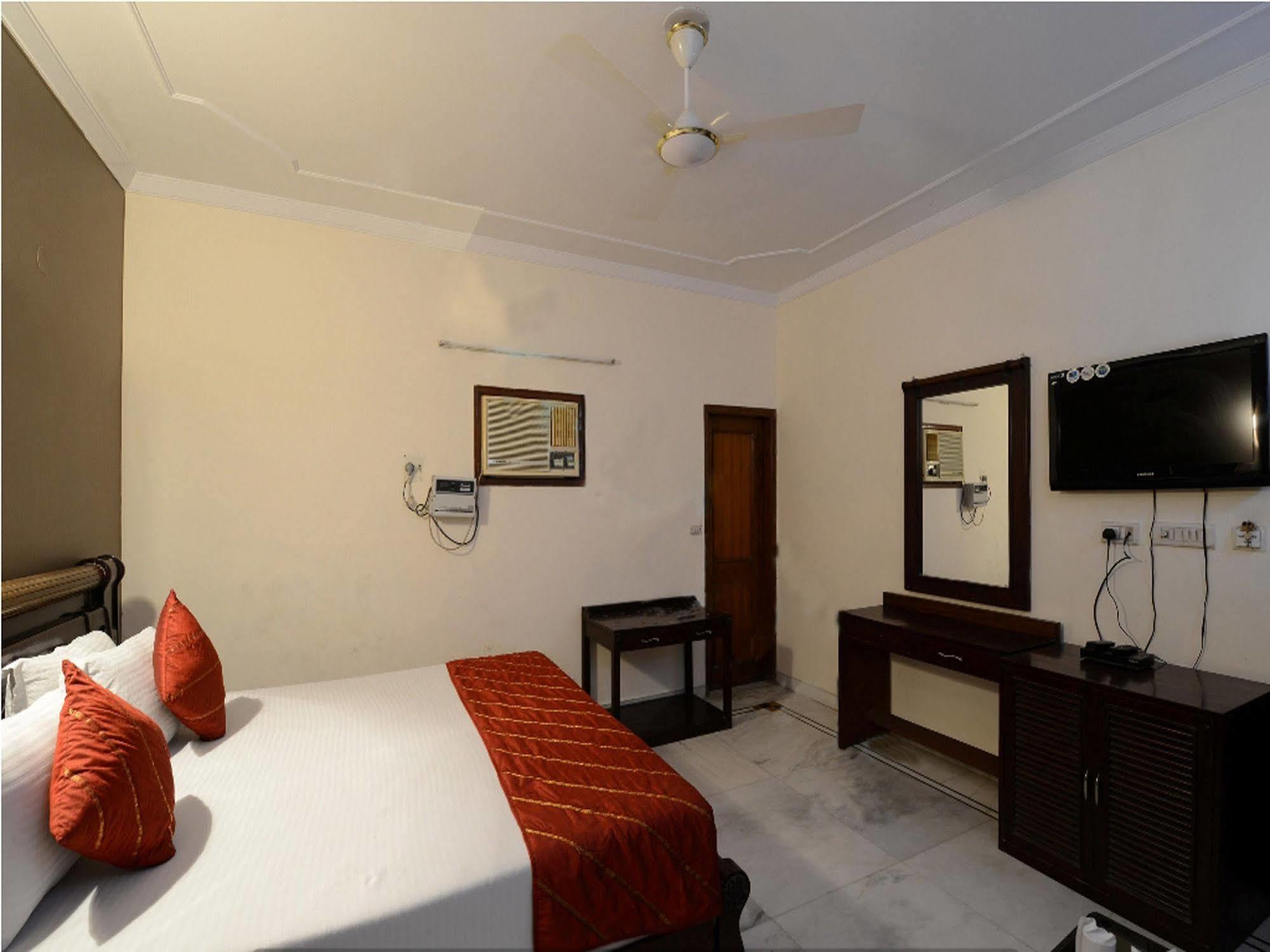 Airport Hotel Vishal Residency New Delhi Bagian luar foto