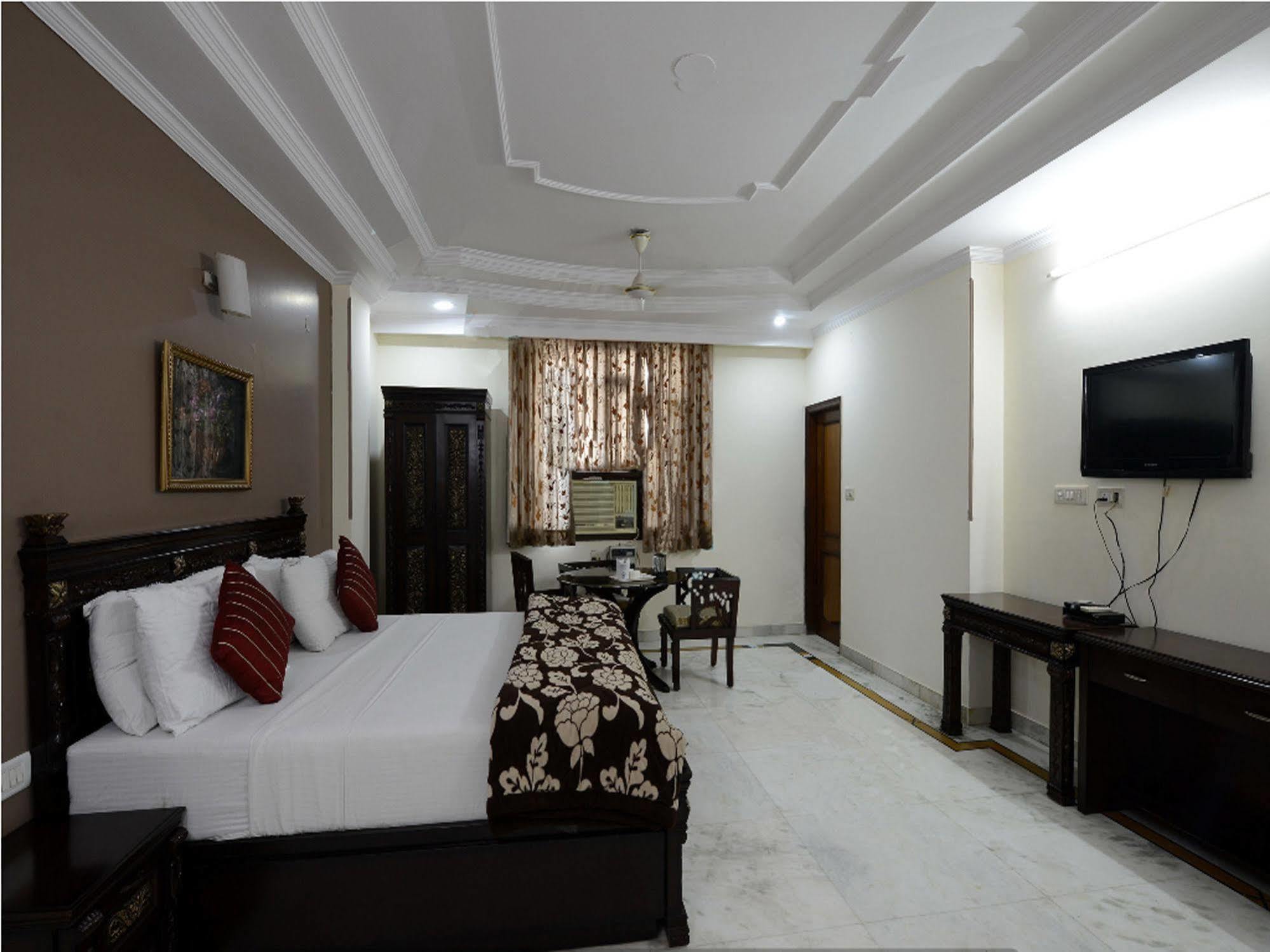 Airport Hotel Vishal Residency New Delhi Bagian luar foto
